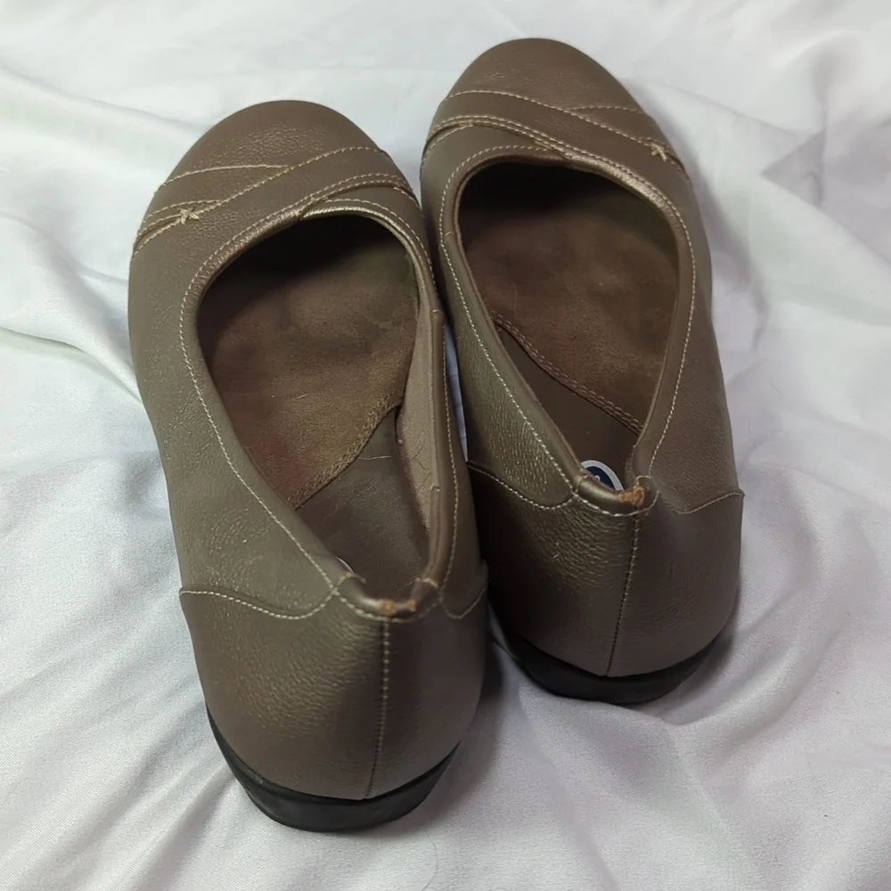 Dr Scholl's Sz 9 Gold/Copper Flats. Comfortable and stylish comfort flats - Picture 6 of 12